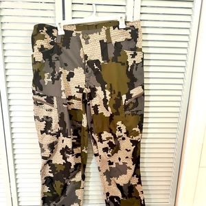 KUIU Sierra Pants Size 38 ( never worn or altetered)